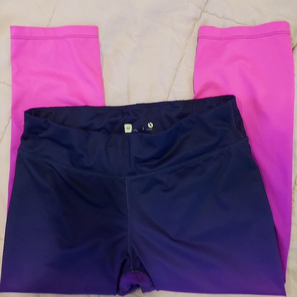 318) women's calf length leggings.  Size Medium. B